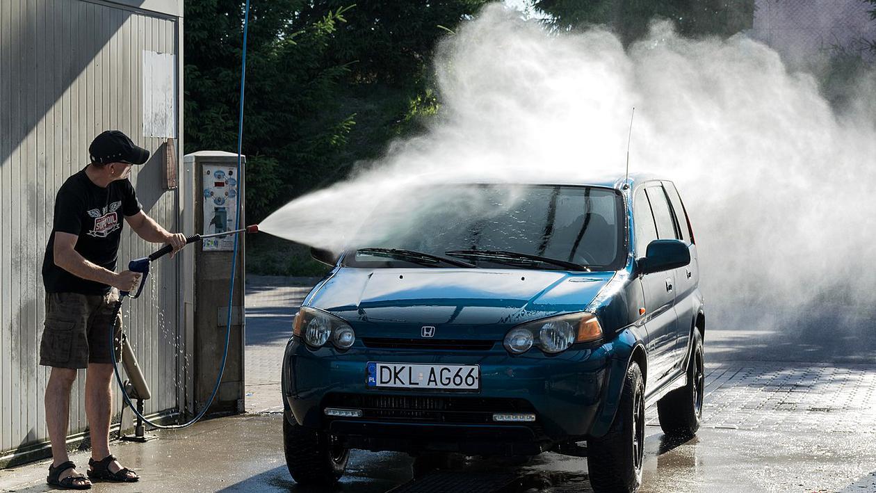 Români tratați ca sclavi într-o spălătorie auto din Anglia. Obligați să lucreze fără protecție cu substanțe atât de periculoase încât le-au „mâncat picioarele”