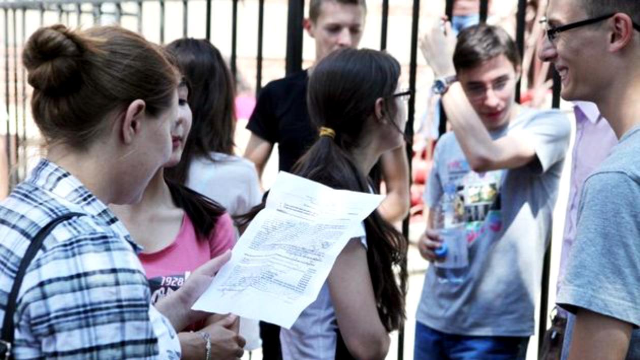 Top 20 al liceelor din București după ultima medie de admitere: Colegiul Gheorghe Lazăr conduce în clasament. Toate liceele și colegiile din top 20 au înregistrat scăderi ale ultimei medii de admitere în 2021 față de 2020. Cea mai mare scădere a mediei din clasament a fost cea a Colegiului Național Gheorghe Șincai, de la 9,57 la 9,06