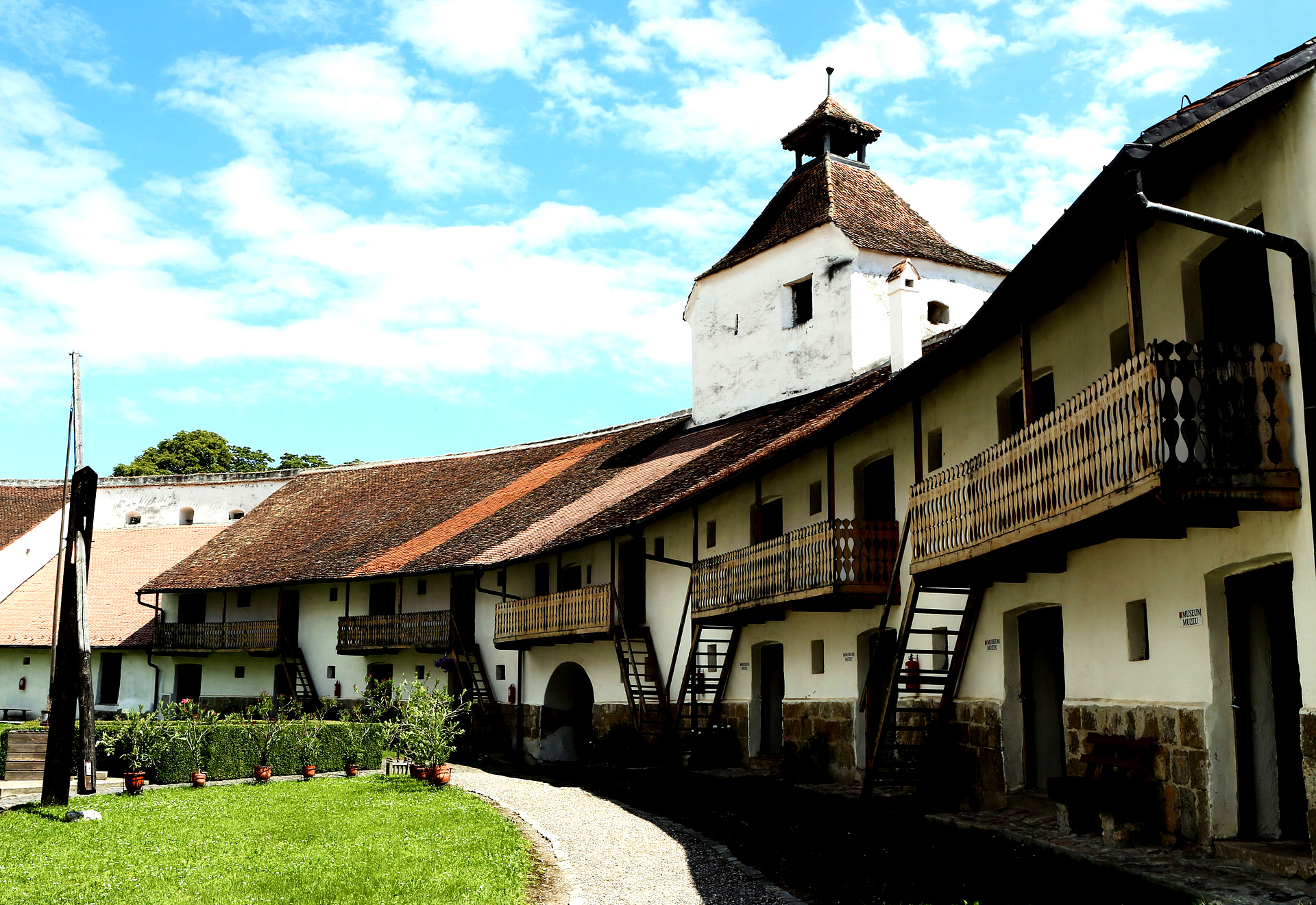 Locul superb aflat la câteva minute de Brașov, dar care nu este o stațiune de pe Valea Prahovei. Prețurile sunt aproape cu jumătate mai mici decât la cazările din Sinaia sau Predeal