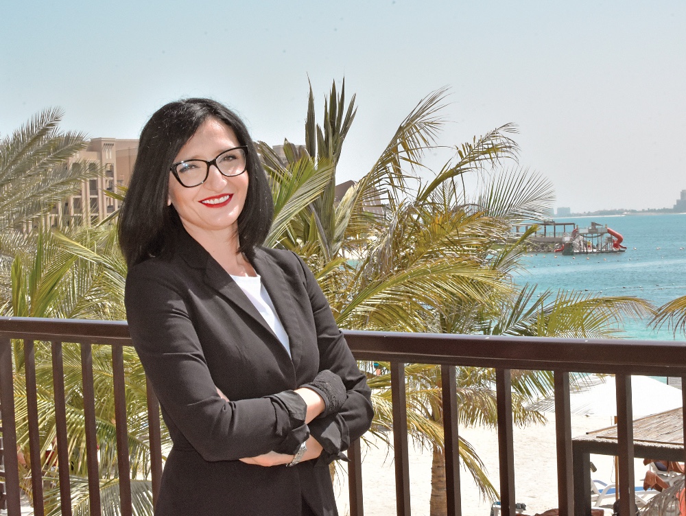 Povestea unei tinere care a renunțat la visul de a fi avocat pentru a lucra pentru unul dintre cele mai mari lanțuri hoteliere din lume. Care este motivul pentru care nu s-ar mai întoarce în țara noastră