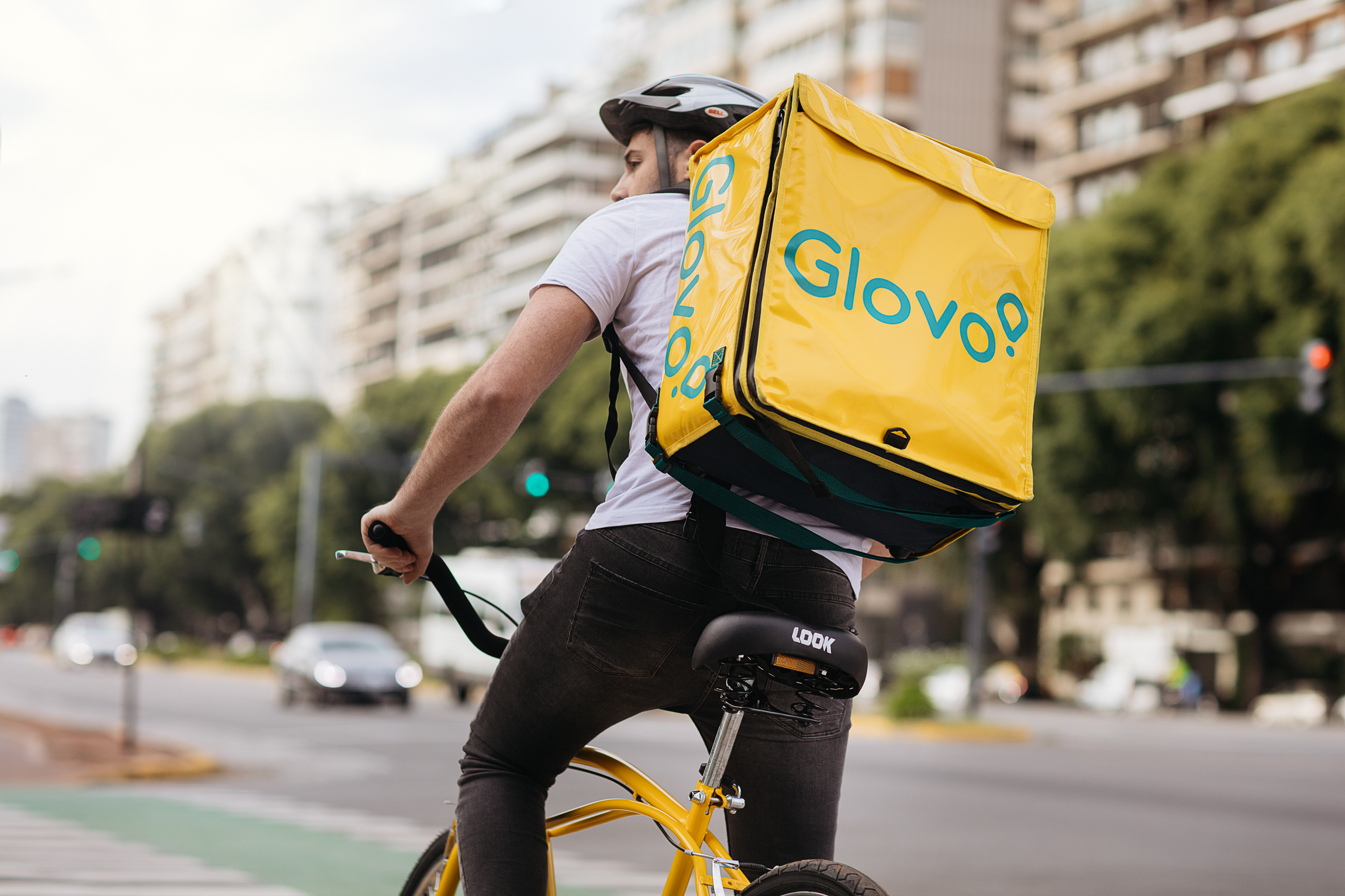 Glovo a extins oferta de servicii. Victor Răcariu, general manager Glovo CEE: „Până la finalul anului vom deschidem spații comerciale pentru produse de larg consum cu livrare rapidă în cinci orașe din țară”