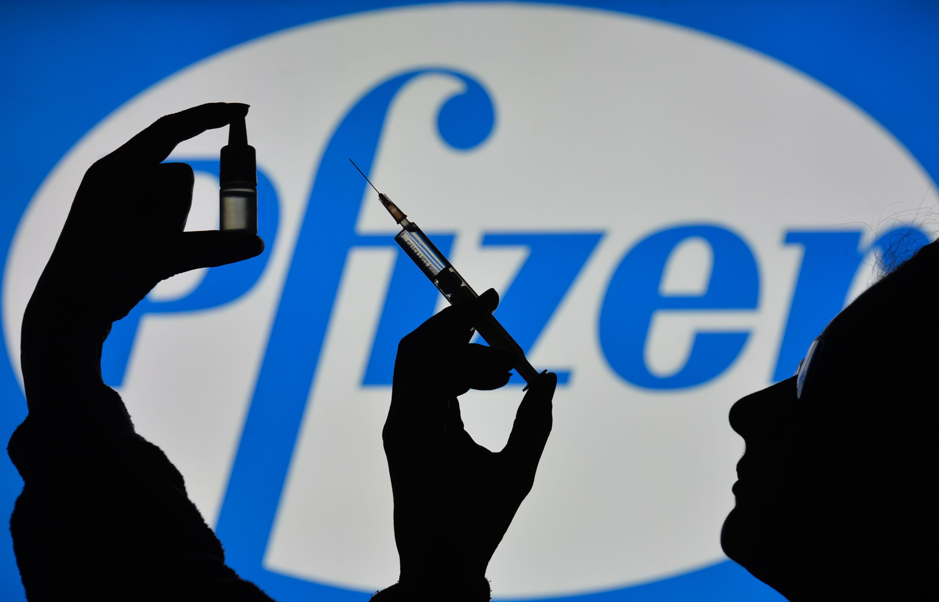Israelul ar putea distruge un milion de doze de ser Pfizer care expiră în 30 iulie. Cum e în România