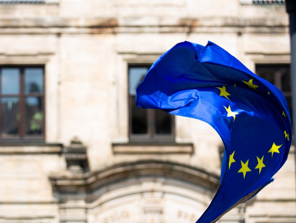 Țara din Europa care refuză cu desăvârșire să intre în Uniunea Europeană. Aceasta țară are o democrație aparte, unde poporul are un cuvânt greu în luarea deciziilor