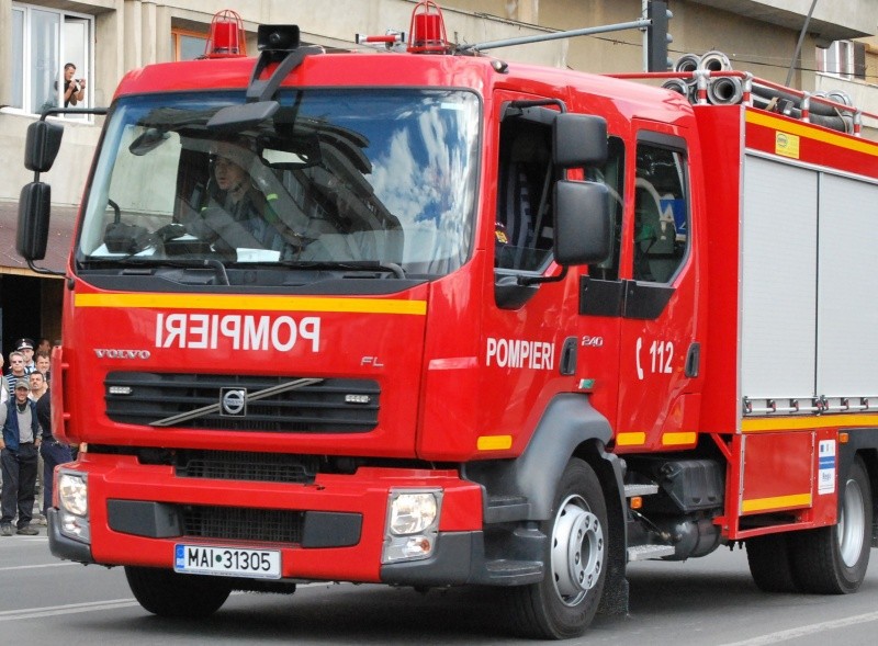 Incendiu de proporții în Piața Delfinului din Bucuresti. Arde un complex comercial