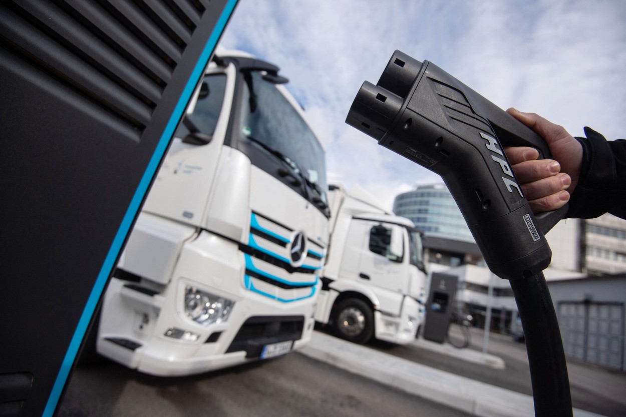 Giganții din industria transporturilor plănuiesc să investească jumătate de miliard de euro în rețeaua de încărcare electrică a camioanele de cursă lungă din Europa