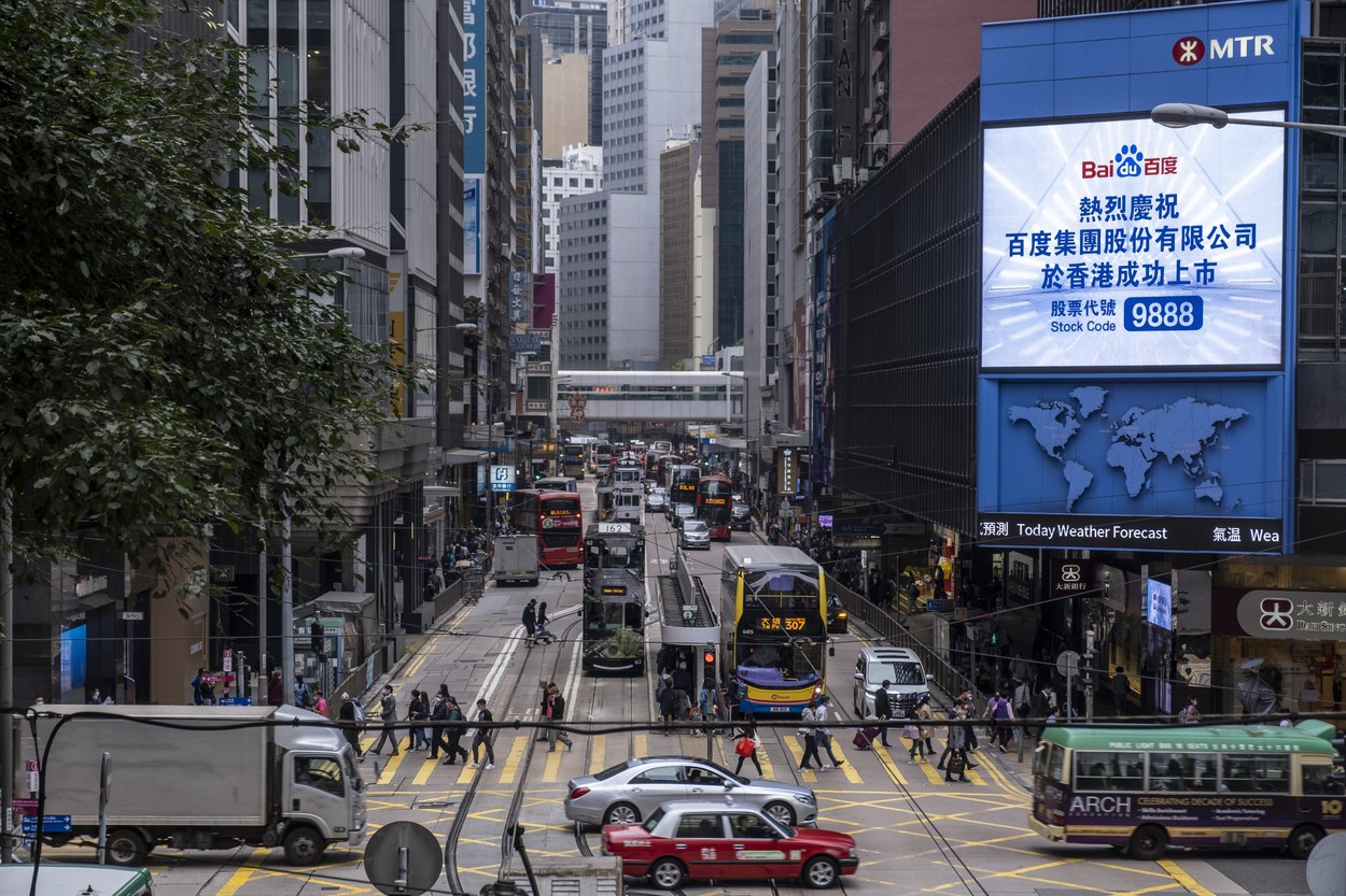 Declinul acțiunilor tech din China începe să se extindă către bonduri și piețele valutare. Indicele Heng Seng Tech suferă un declin de circa 10%, iar yuanul ajunge prin raport cu dolarul la cel mai scăzut nivel din aprilie. Declinuri semnificative pentru Alibaba și Tencent