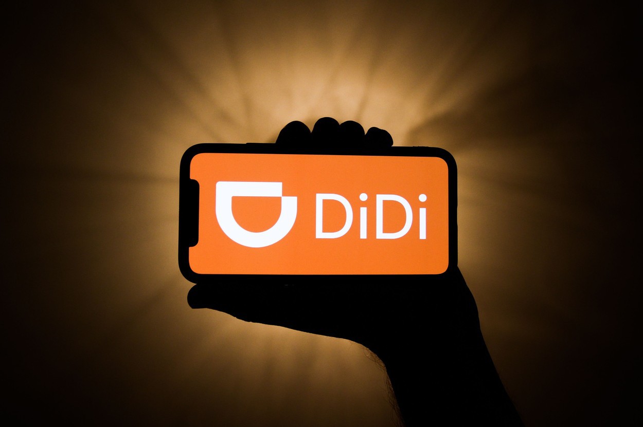 Didi, aplicația chineză care a fost luată în vizor de autoritățile de la Beijing, se prăbușește cu 30% pe bursă. Compania pierde rapid 22 mld. dolari din valoarea de piață și scade sub nivelul înregistrat datorită IPO-ului
