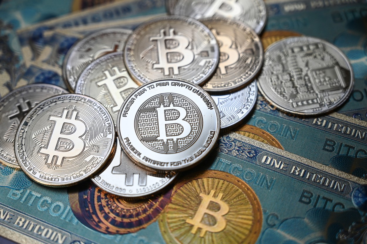 Prețul unui Bitcoin ajunge la 39.000 de dolari pentru prima dată în ultimele șase săptămâni. Piața crypto câștigă 114 miliarde de dolari datorită ultimelor vești lansate de Amazon și Elon Musk