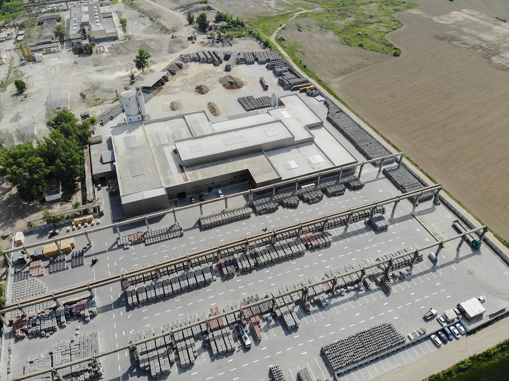 Producătorul de pavele Symmetrica investește 9 milioane de euro în extinderea cu noi linii de producție în cinci din cele șapte fabrici pe care le deține