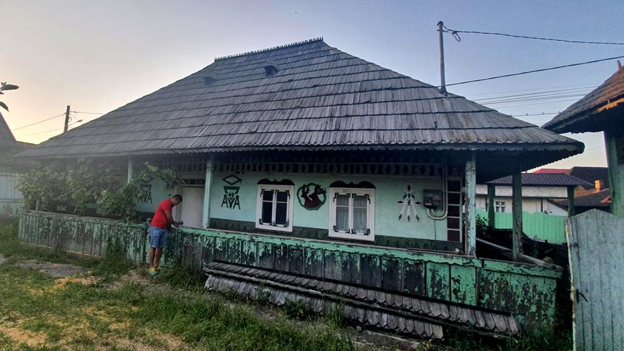 Casă tradițională, din lemn, vândută cu numai 1000 de euro. Vezi unde se află această casă