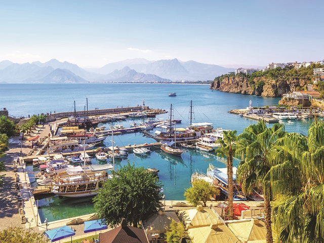 Niciun turist român nu a fost afectat de incendiile de vegetație din Turcia: „În Antalya nu a fost necesară evacuarea din resorturi a turiștilor pentru că situația a fost sub control”