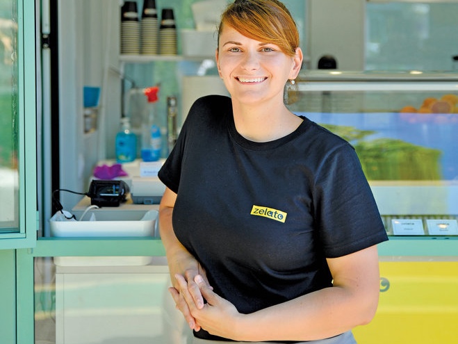 Povestea tinerei care reinventează înghețata. Ea produce înghețată de colivă sau pâine prăjită cu magiun și a transformat eugenia în artă culinară