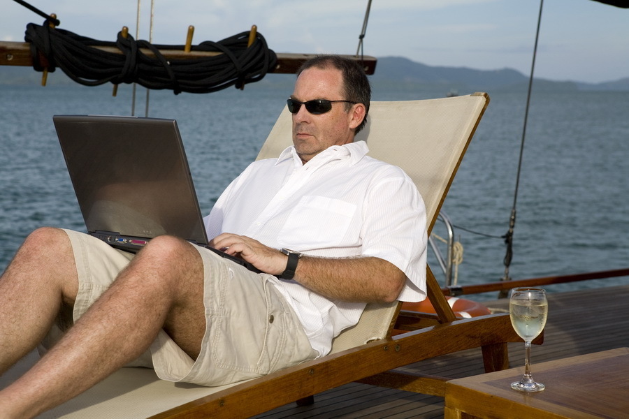 Angajații lucrează și în vacanță, au proiecte pe lângă job și sunt mai deschiși să devină freelancer