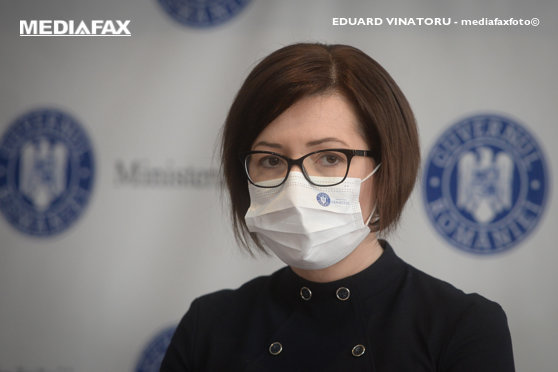 Măștile textile vor fi interzise în școli. Ioana Mihăilă: Elevii și studenții, obligați să poarte la ore măști de uz medical