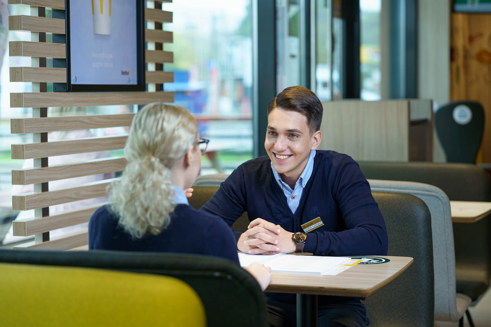 McDonald’s caută 60 de oameni pe care să-i formeze manageri pentru restaurantele din țară. Venitul mediu pornește de la 4.200 de lei pe lună