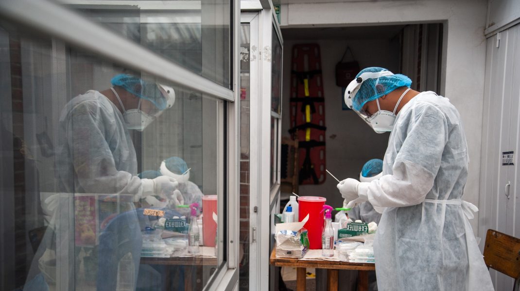 Studiu: Vaccinurile anti-COVID nu pot opri transmiterea variantei Delta. Cercetătorii studiază și tulpina columbiană