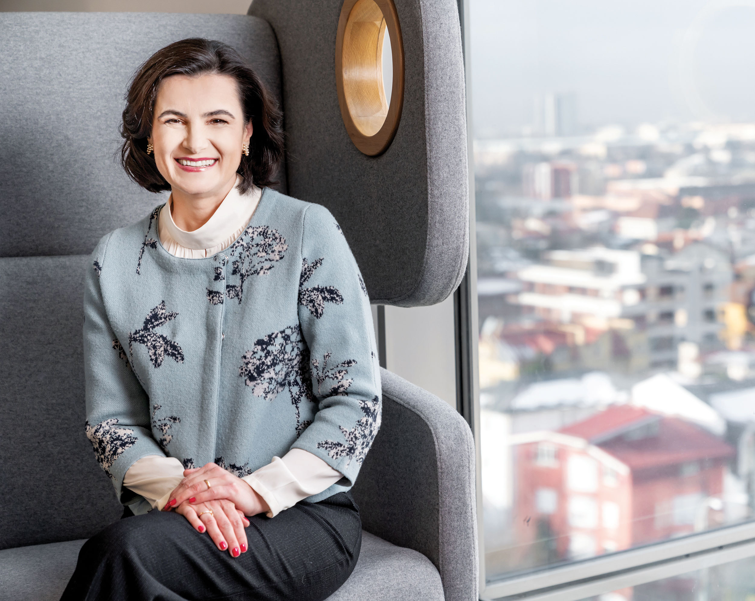 ING România a încheiat primul semestru cu venituri totale de 1,1 miliarde lei, în creștere cu 6%, și un profit brut de 441 milioane lei, în urcare cu 19%. Mihaela Bîtu, CEO: Observăm o încredere sporită a tuturor categoriilor de clienți în revenirea economică, mulți dintre aceștia reluându-și planurile amânate din cauza pandemiei