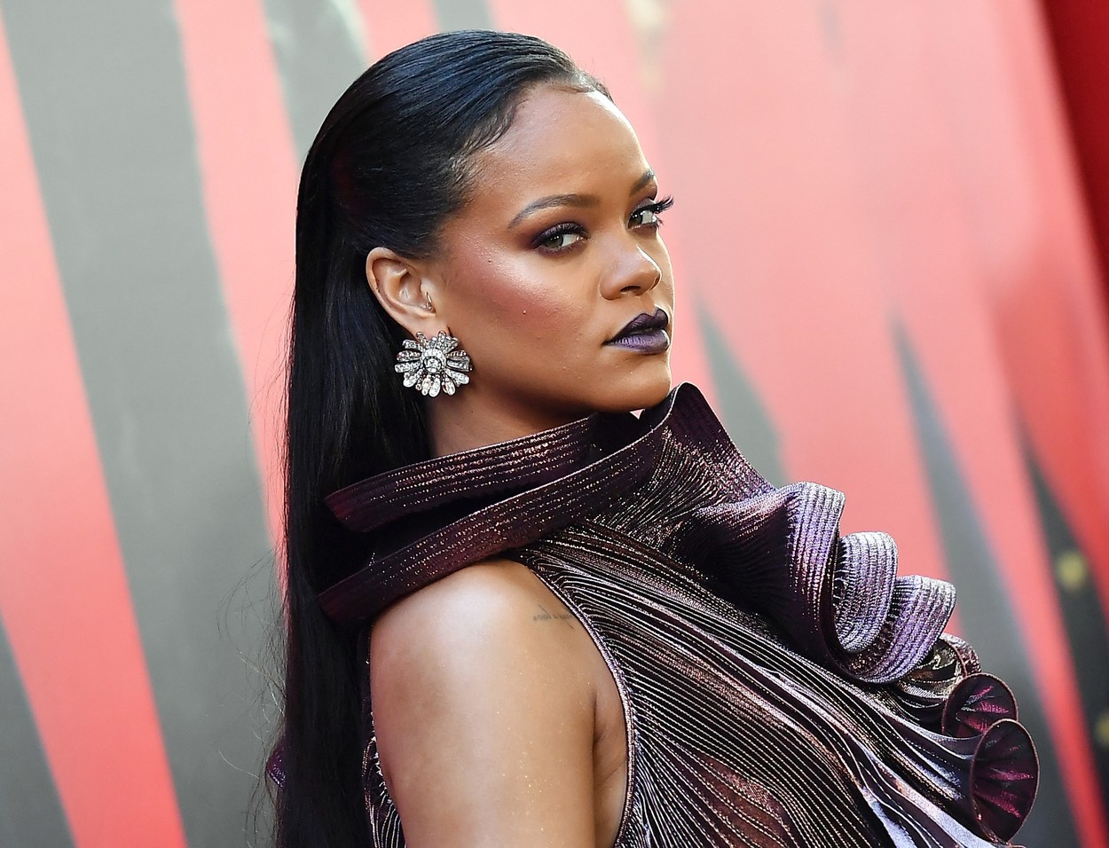 Rihanna, cea mai bogată cântăreață din lume, intră oficial în clubul miliardarilor, cu o avere netă de 1,7 miliarde de dolari. Majoritatea averii nu își are originea în industria muzicală