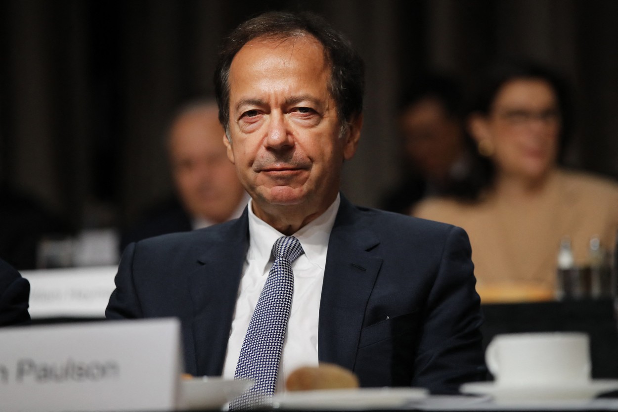 Miliardarul John Paulson, devenit celebru după ce a pariat pe spargerea bulei imobiliare din SUA, spune că piața criptomonedelor reprezintă o bulă lipsită de valoare: „N-aș recomanda nimănui să investească în criptomonede”