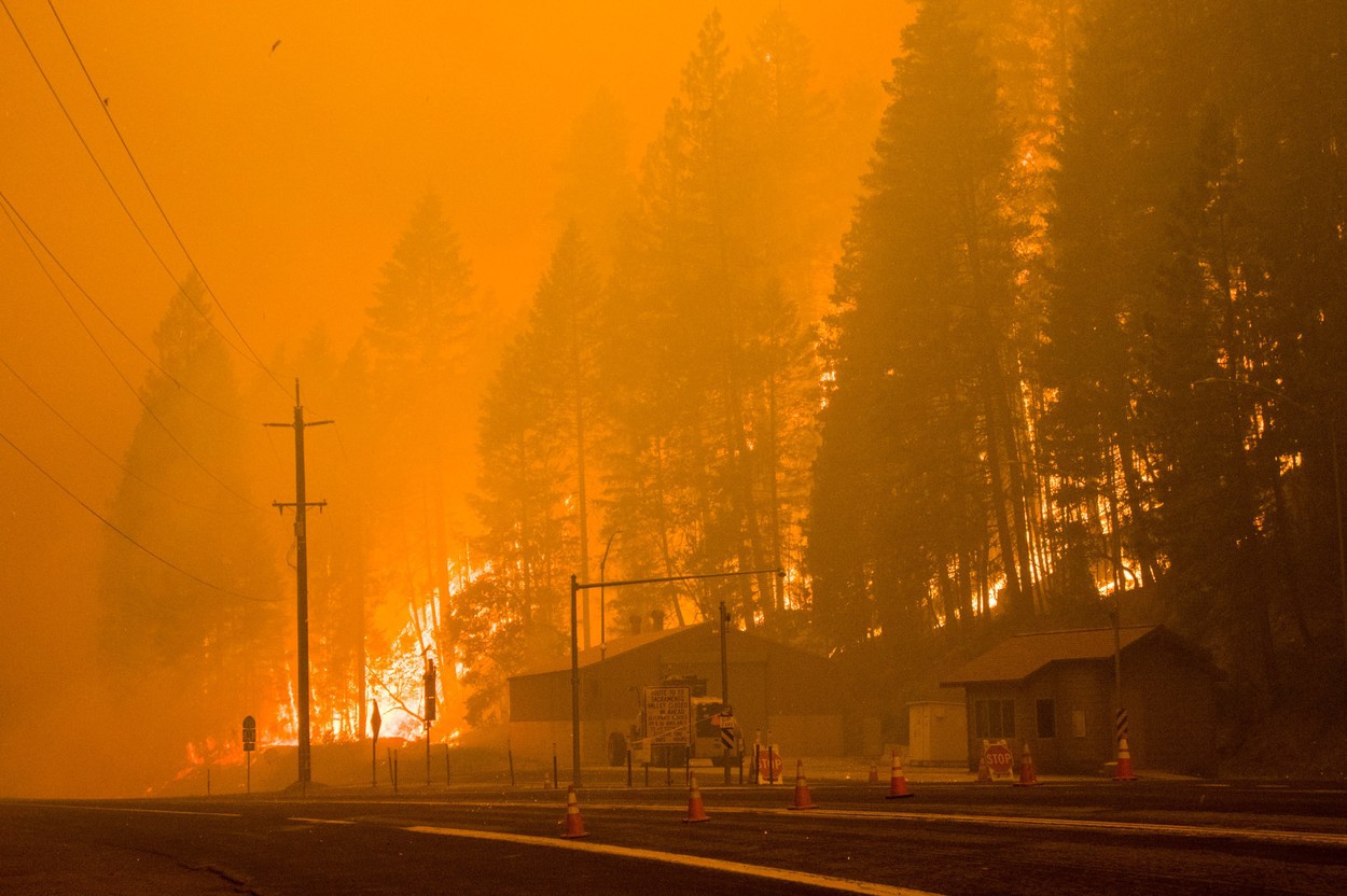 Incendiile din California continuă să facă ravagii. Un oraș istoric a ars din temelii