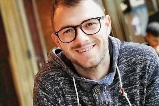 Povestea parca desprinsă din filme a unui tânăr din România care a ajuns de la a face curățenie într-un oficiu poștal, la o afacere de sute de mii de euro