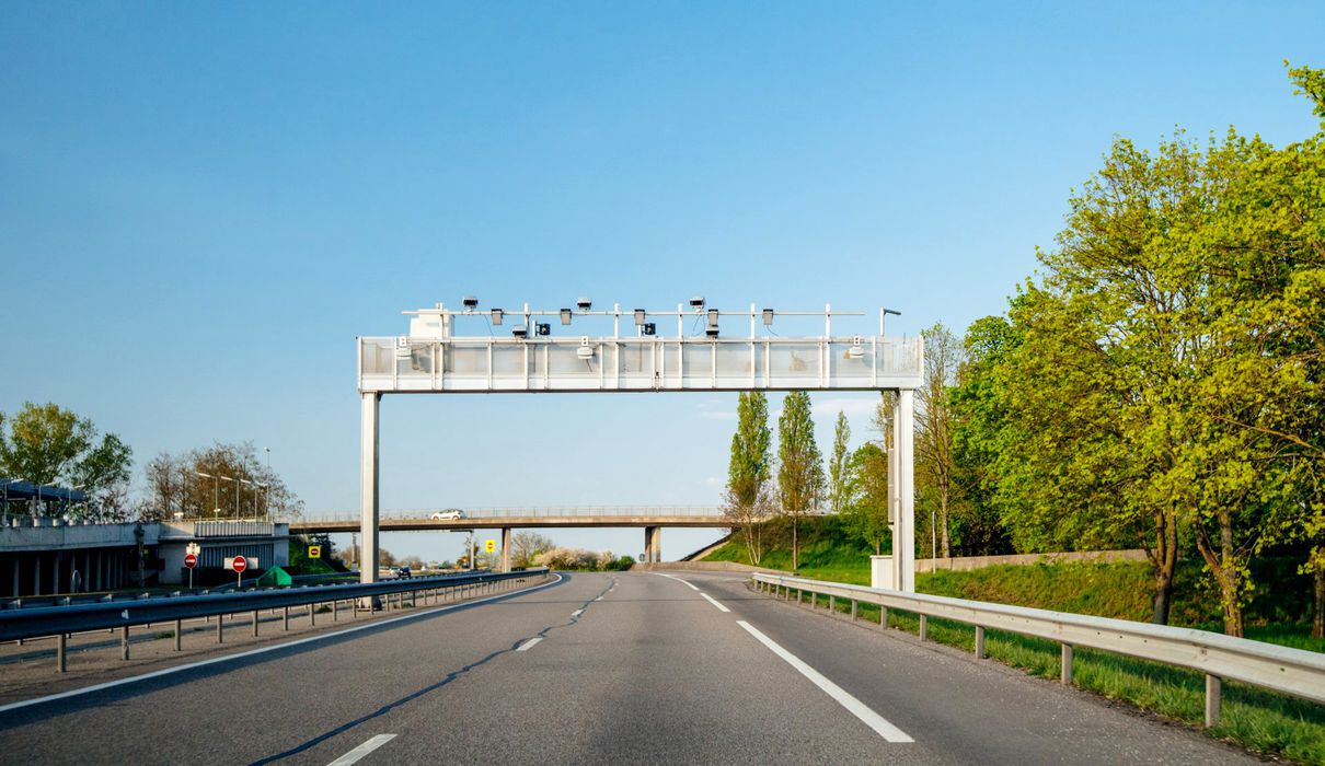 Lovitură pentru vitezomani: radarele fixe de pe șosele vor fi reactivate. Primești amenda în plic!