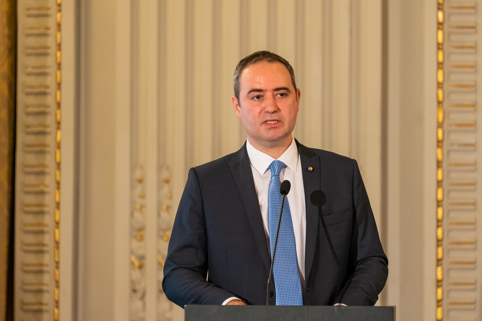 Alexandru Nazare, fostul ministru al finanțelor, critică rectificarea bugetară: Rectificarea nu reduce deficitul, ci îl crește cu 3,7 mld. lei, bani care trebuie împrumutați suplimentar până la finalul anului. Tot ce a îndesat premierul sub preș la această rectificare va ieși la suprafață rapid, în octombrie-noiembrie