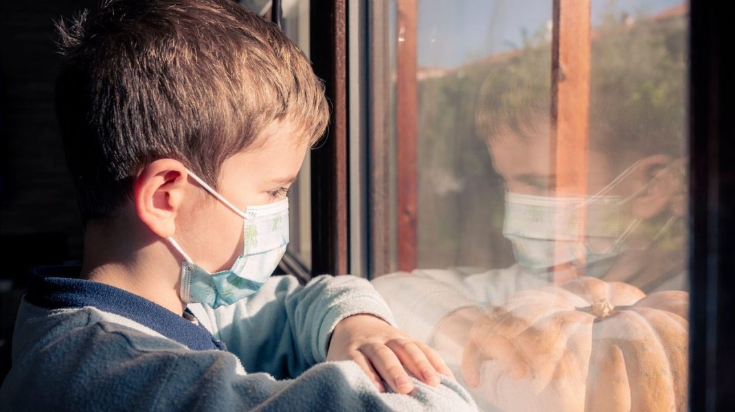 Simptomele COVID-19 în cazul copiilor. Cele trei semne care ar trebui să îi îngrijoreze pe părinți