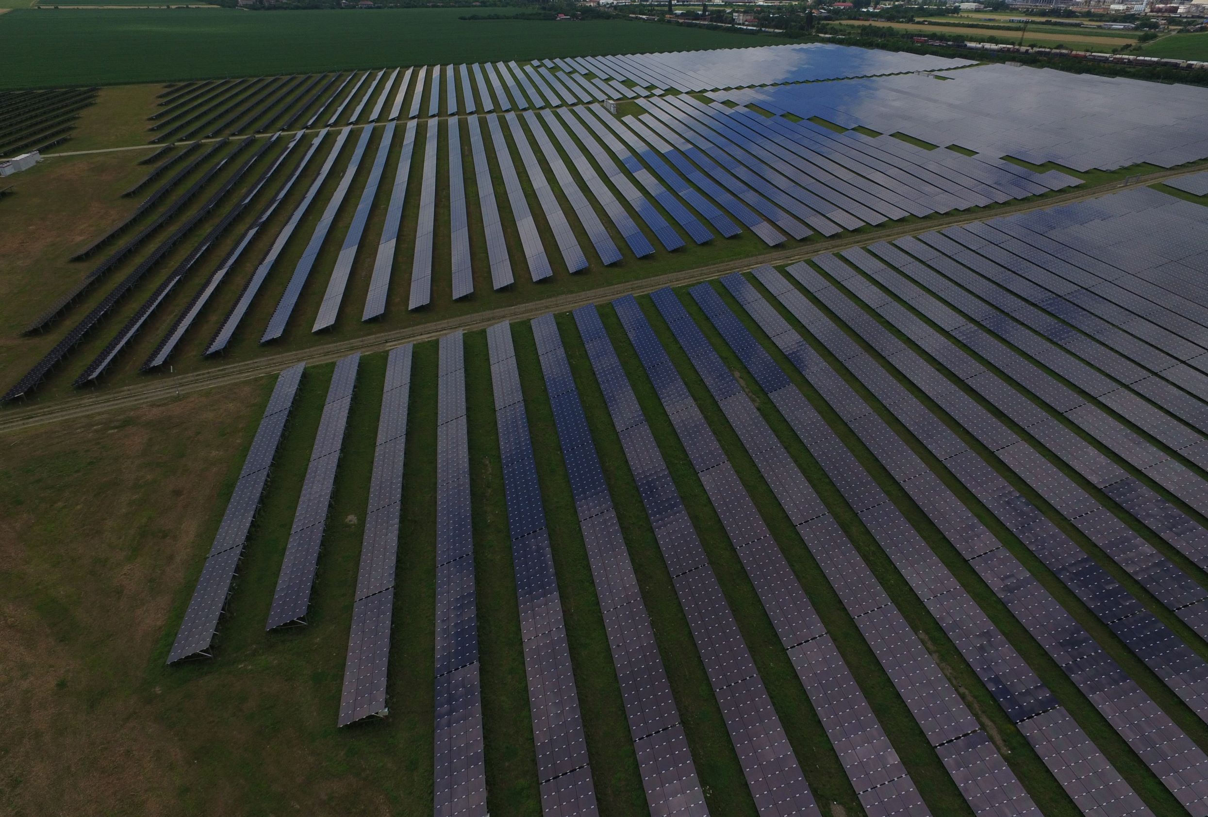Enel preia două proiecte de centrale fotovoltaice în Giurgiu și Teleorman, cu o capacitate totală de 90 MW, de la grupul elen Mytilineos. “Accelerăm tranziția energetică în România”
