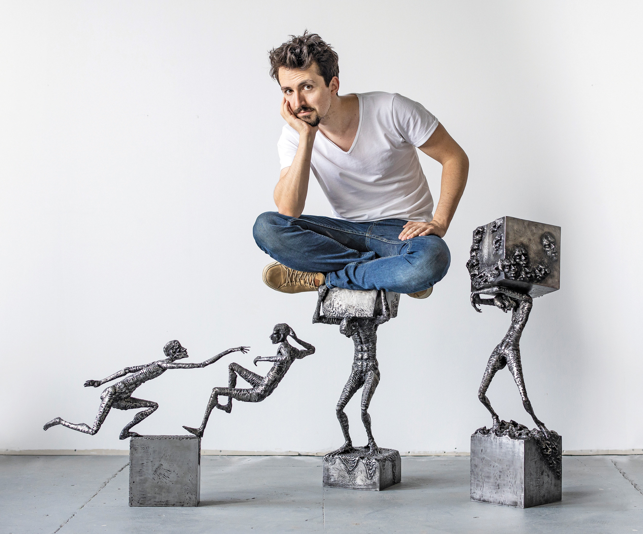 IA UN LOC. Omul de oțel: Povestea lui Daniel Rădulescu, sculptorul român care aduce metalul la viață. „Ceea ce fac eu știu că mă ucide încet. Dar m-ar ucide mai mult să nu o fac”