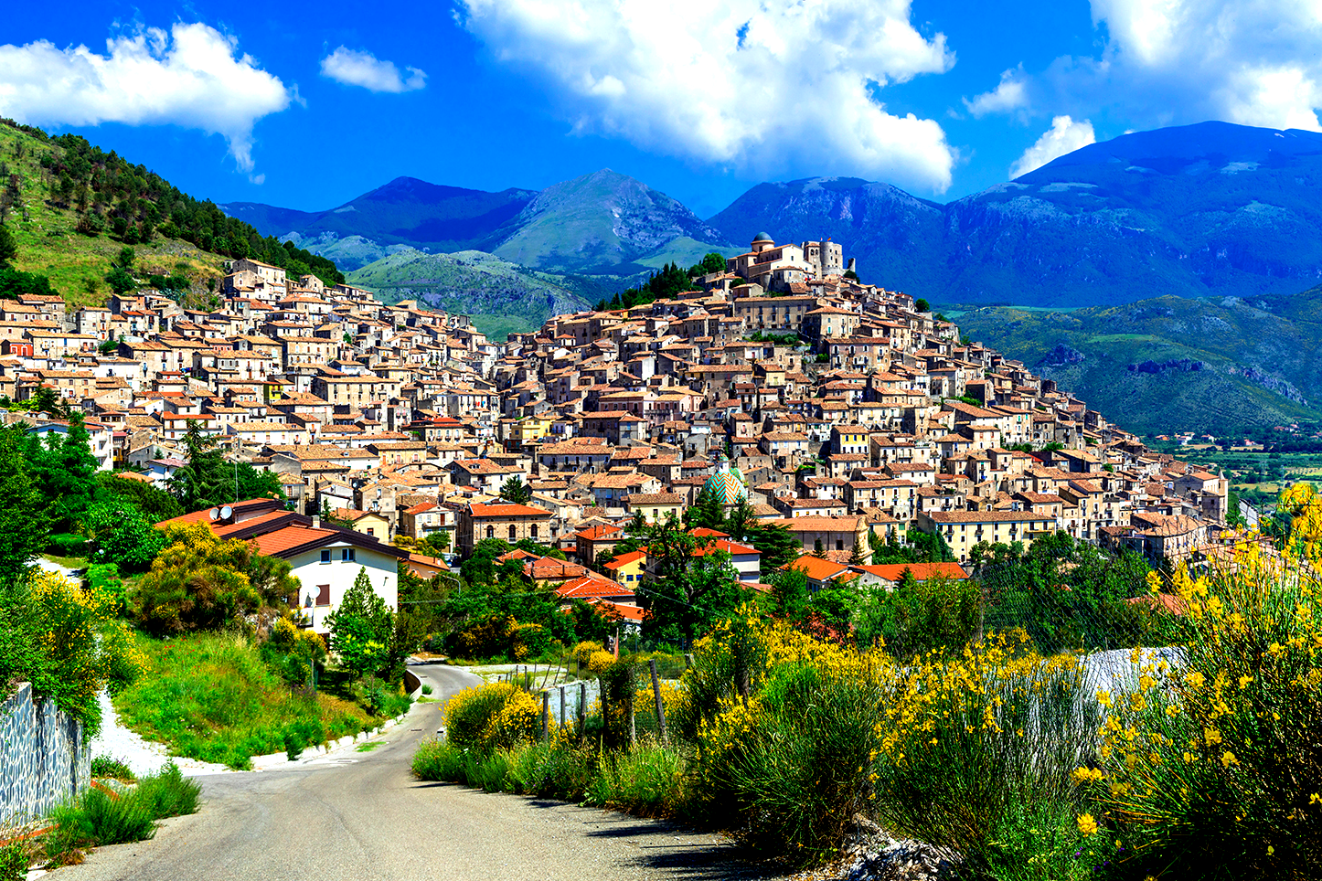 Vrei să te muți din România? Un oraș superb din Italia te va plăti cu 33.000 de dolari ca să te muți acolo