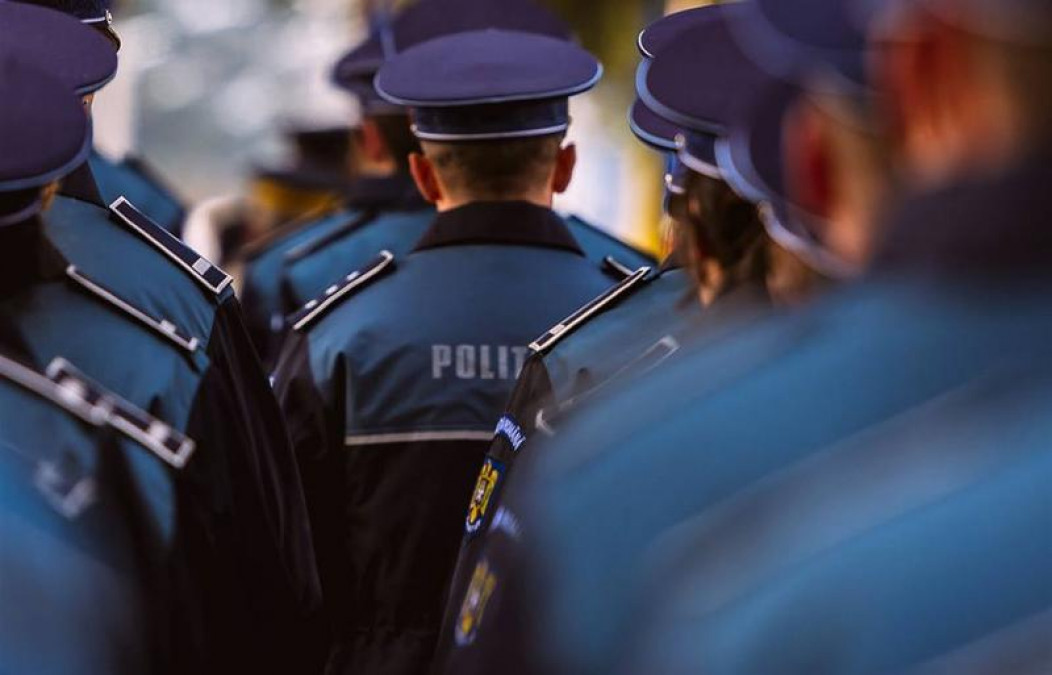 100 de polițiști din București, concediați. Nu știu să scrie și să citească