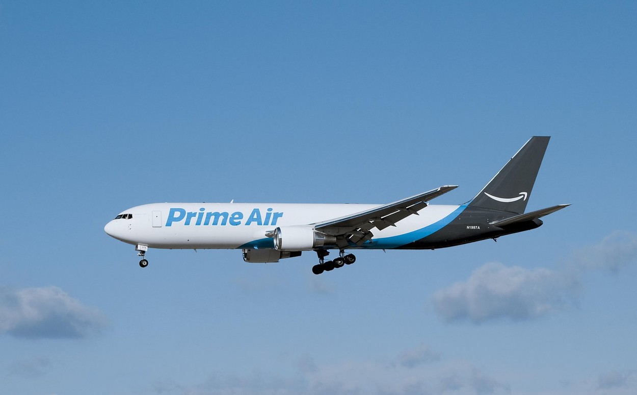 Cum își menține Amazon dominanța în America: Gigantul realizează 164 de zboruri zilnice pentru a transporta marfă de-a lungul țării și amenință o industrie condusă până acum de companii precum FedEx și UPS
