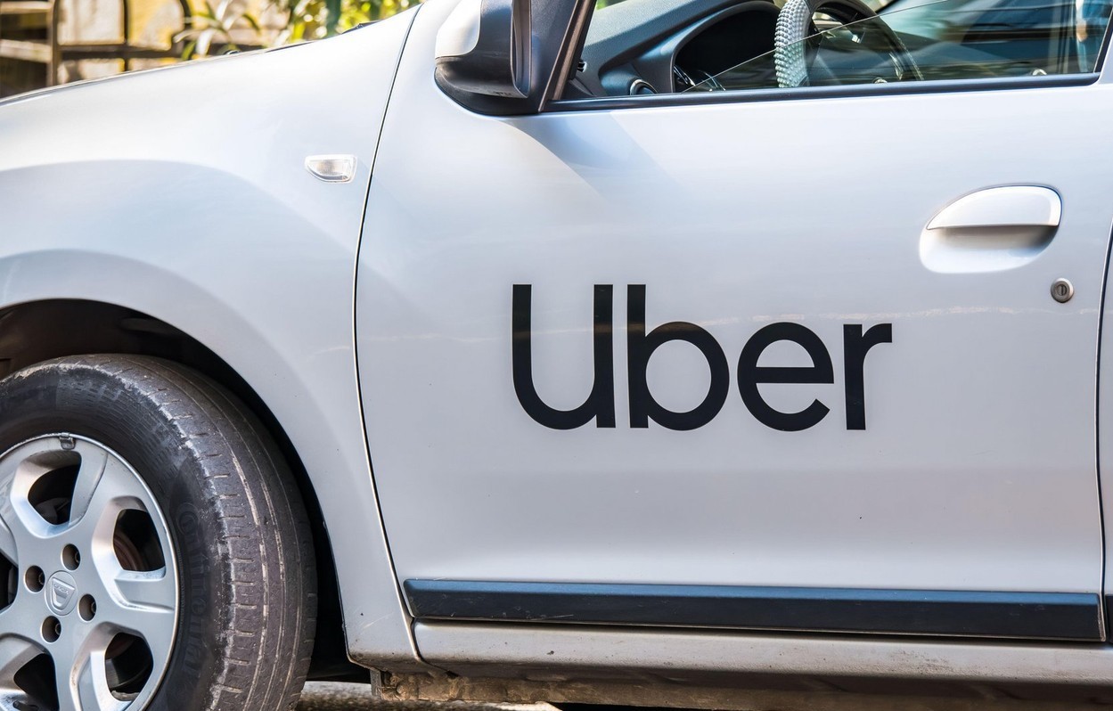 Uber se pregătește să raporteze primul său trimestru profitabil, după mai bine de zece ani în care a ars miliarde de dolari în cash