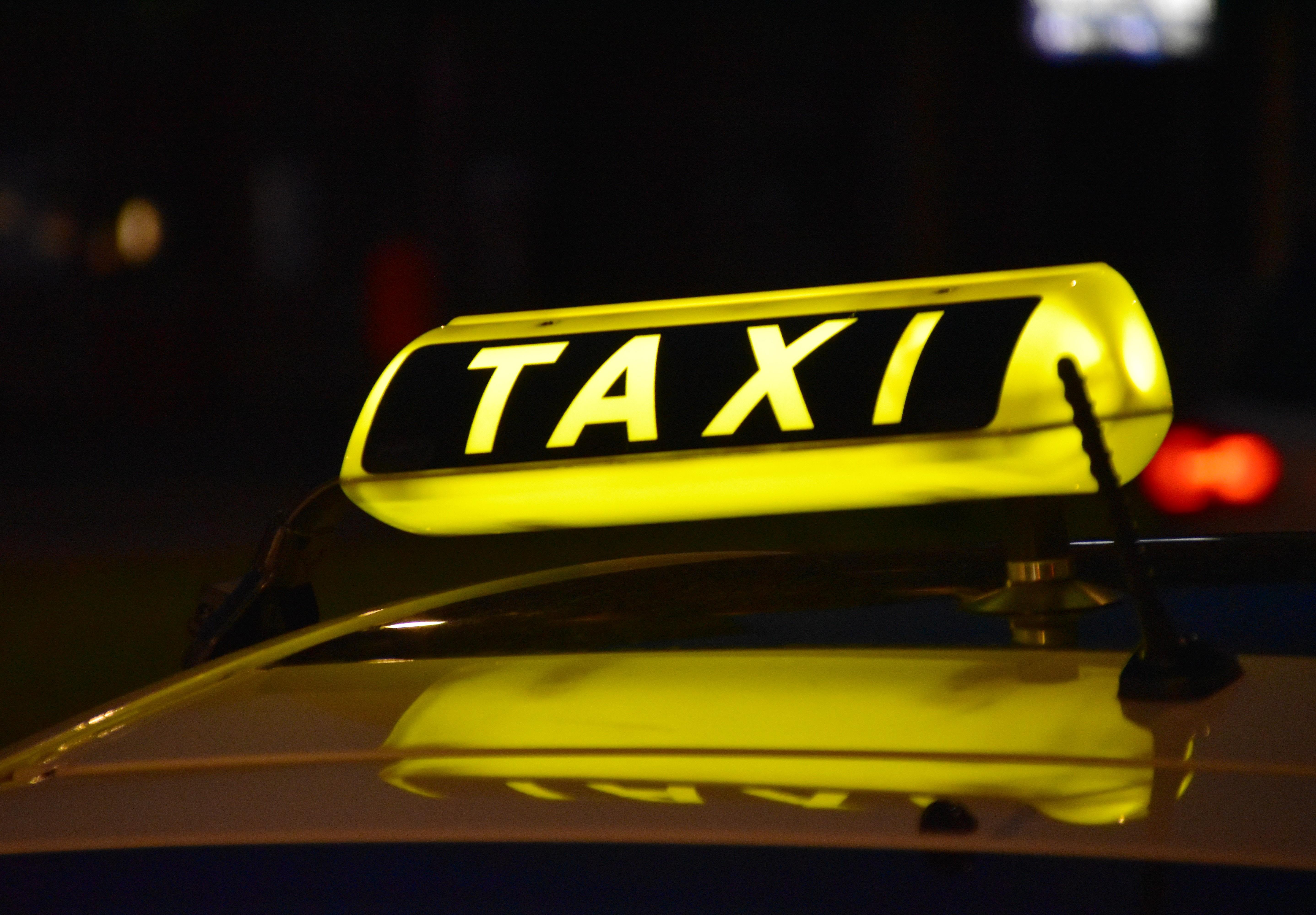Afacerea cu taxiuri care pune stăpânire pe toată România. Cum a reușit o companie româneasca de taxi să se bata cu giganții veniți din afară