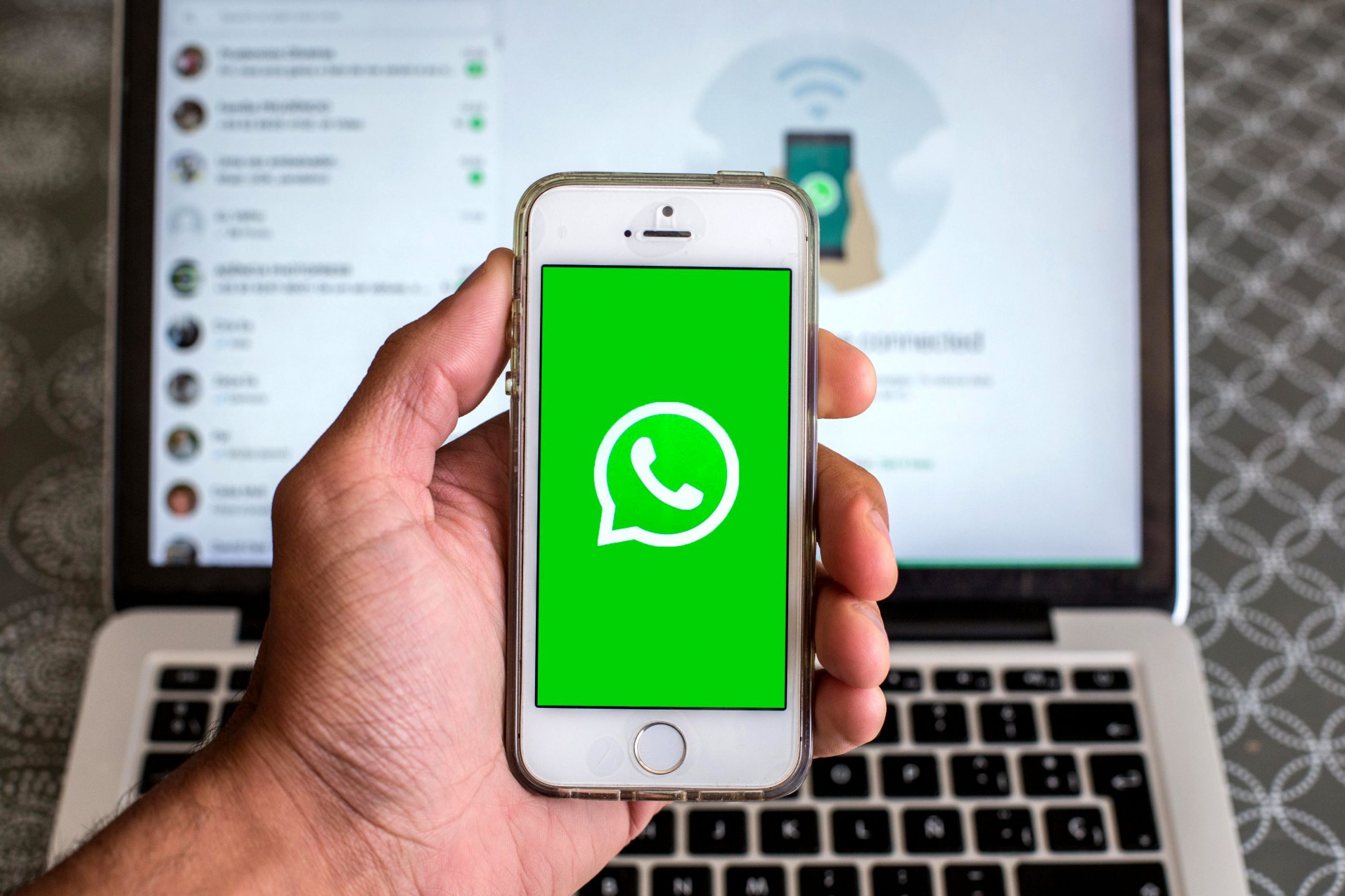 Mesajele trimise pe WhatsApp pot fi citite și de alte persoane. Compania a fost amendată deja cu 225 de milioane de euro