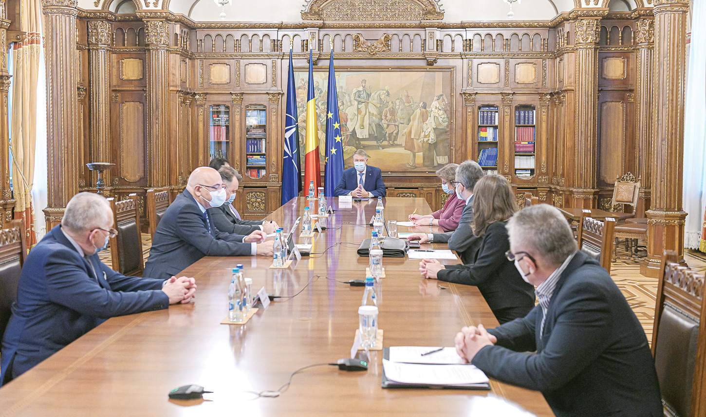 Dezastrul din spitalele românești este patronat direct de președintele Klaus Iohannis. Deși a convocat întâlniri cu specialiștii în sănătate și cu experți pentru a găsi soluții astfel încât tragedia incendiului de la Piatra Neamț să nu se mai repete, președintele Iohannis nu a făcut nimic concret