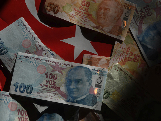 Lira turcească atinge un minim istoric după ce Erdogan a demis oficiali ai băncii centrale. Moneda turcească a pierdut 59% din valoare față de dolar de la începutul anului 2018