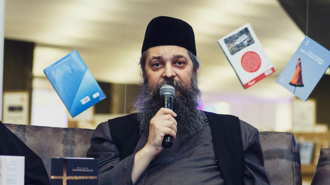 Teorii halucinante ale unui călugăr: „Te vaccinezi, ți-ai semnat condamnarea la moarte”