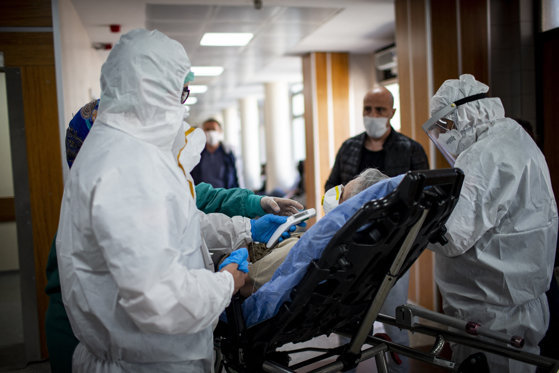 Medic: Opriți slujbele în biserici. Altfel o să rămână bisericile fără enoriași