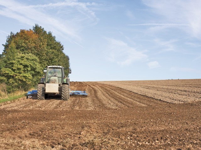 Investitorii în agricultură au la dispoziție 760 mil. euro pentru investiții în ferme, începând din 25 octombrie. 125 mil. euro sunt alocați pentru proiecte de achiziții de utilaje agricole sau irigații, drenaj ori desecare la nivelul fermei
