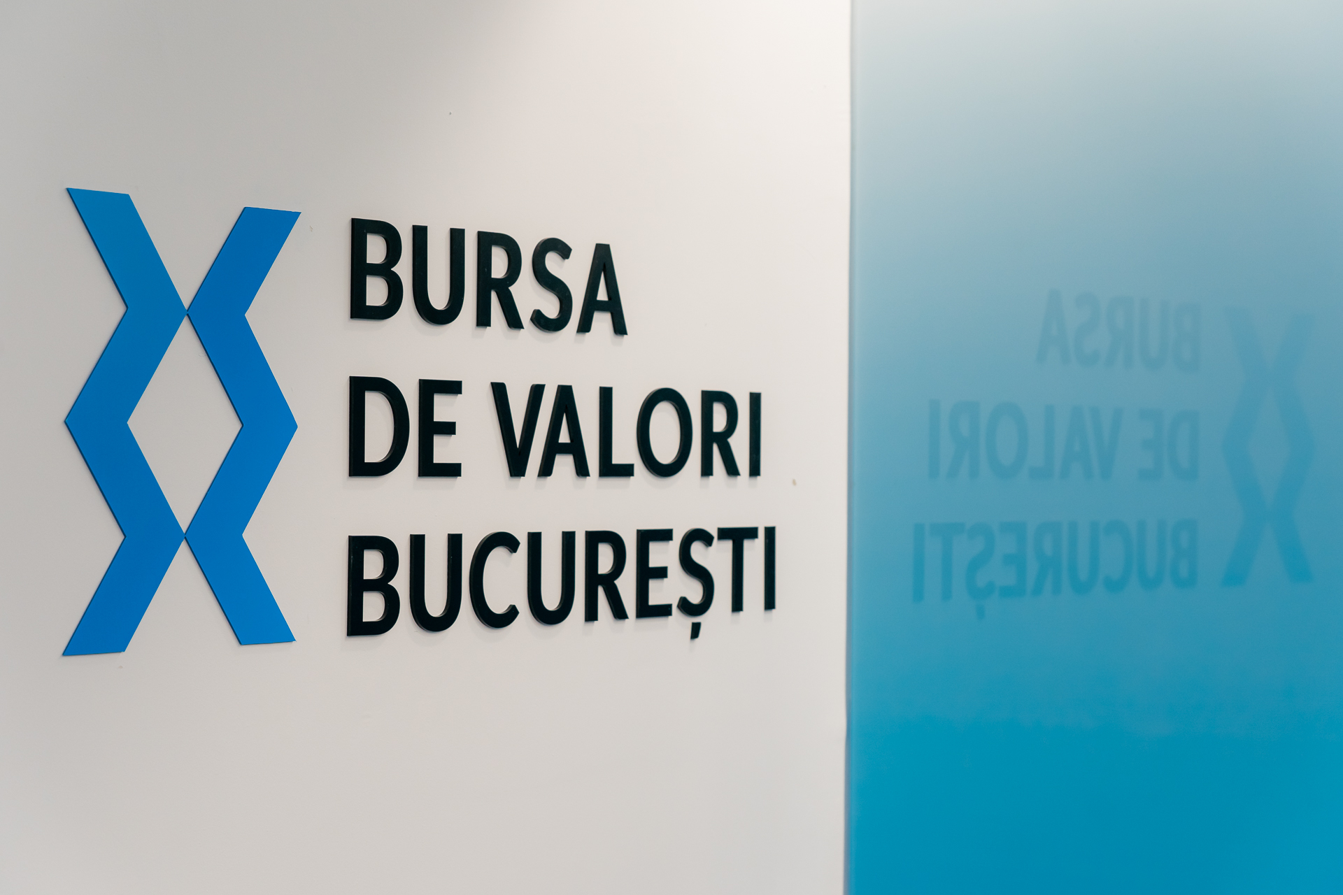 Bursa de Valori București are o nouă identitate de brand. Adrian Tănase, CEO: Dezvoltăm piața de capital atât pe orizontală, cât și pe verticală, astfel încât investiția la bursă să fie o obișnuință pentru români