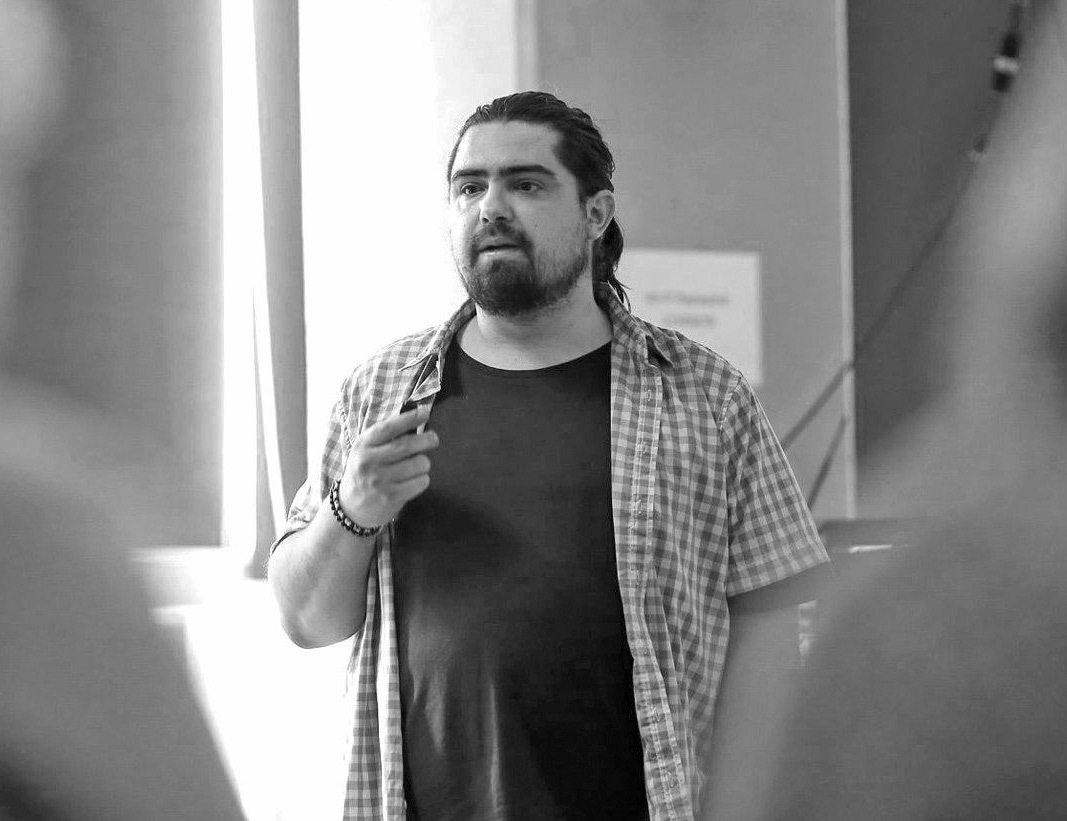 IA UN LOC. Scriitorul contemporan: cum a reușit Andrei Ruse să își facă loc în lumea autorilor români, să construiască Hyperliteratura, și cum arată piața de carte prin ochii celor care o duc mai departe