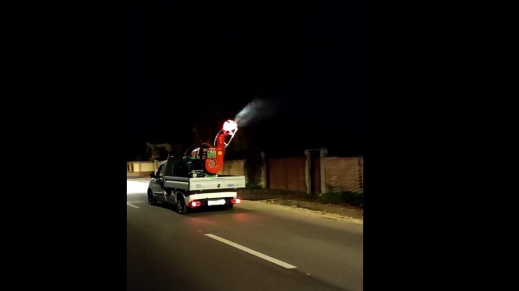 Fotografie virală. Mai mulți oameni, speriați de o mașină care făcea dezinsecție, în Brașov. „Împrăștie Covid-ul, așa ne omoară”