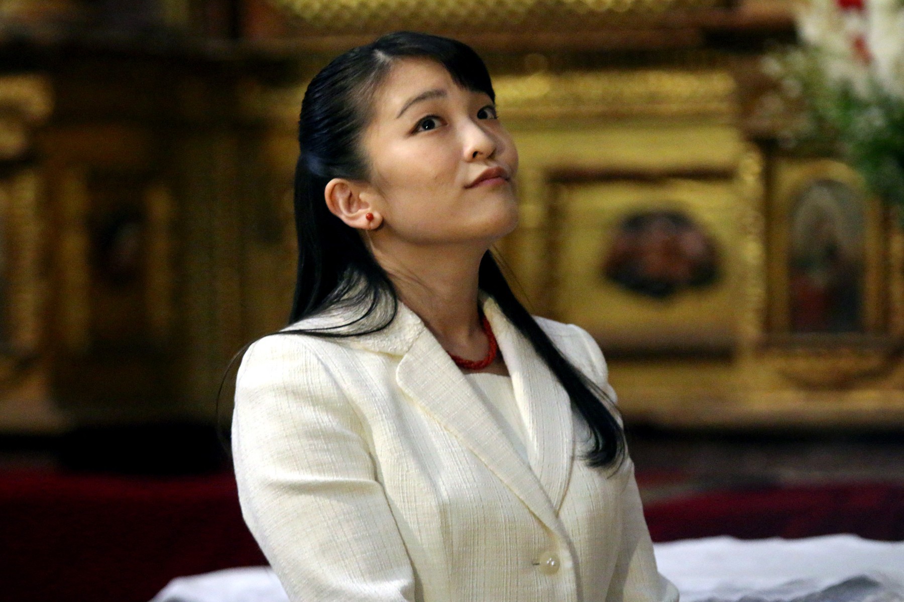 Cine este și cum arată omul de rând pentru care prințesa Japoniei a ales să renunțe la tot și să se căsătorească cu el. Este prima femeie din familia regală a țării care face așa ceva
