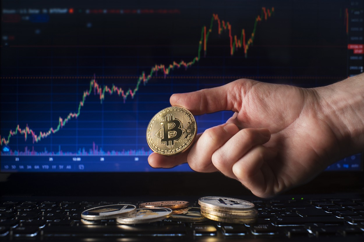 Bitcoinul, la un nou nivel record de 66.000 de dolari după istorica lansare a ETF-ului din Statele Unite. Randamentul de la începutul anului depășește 127%