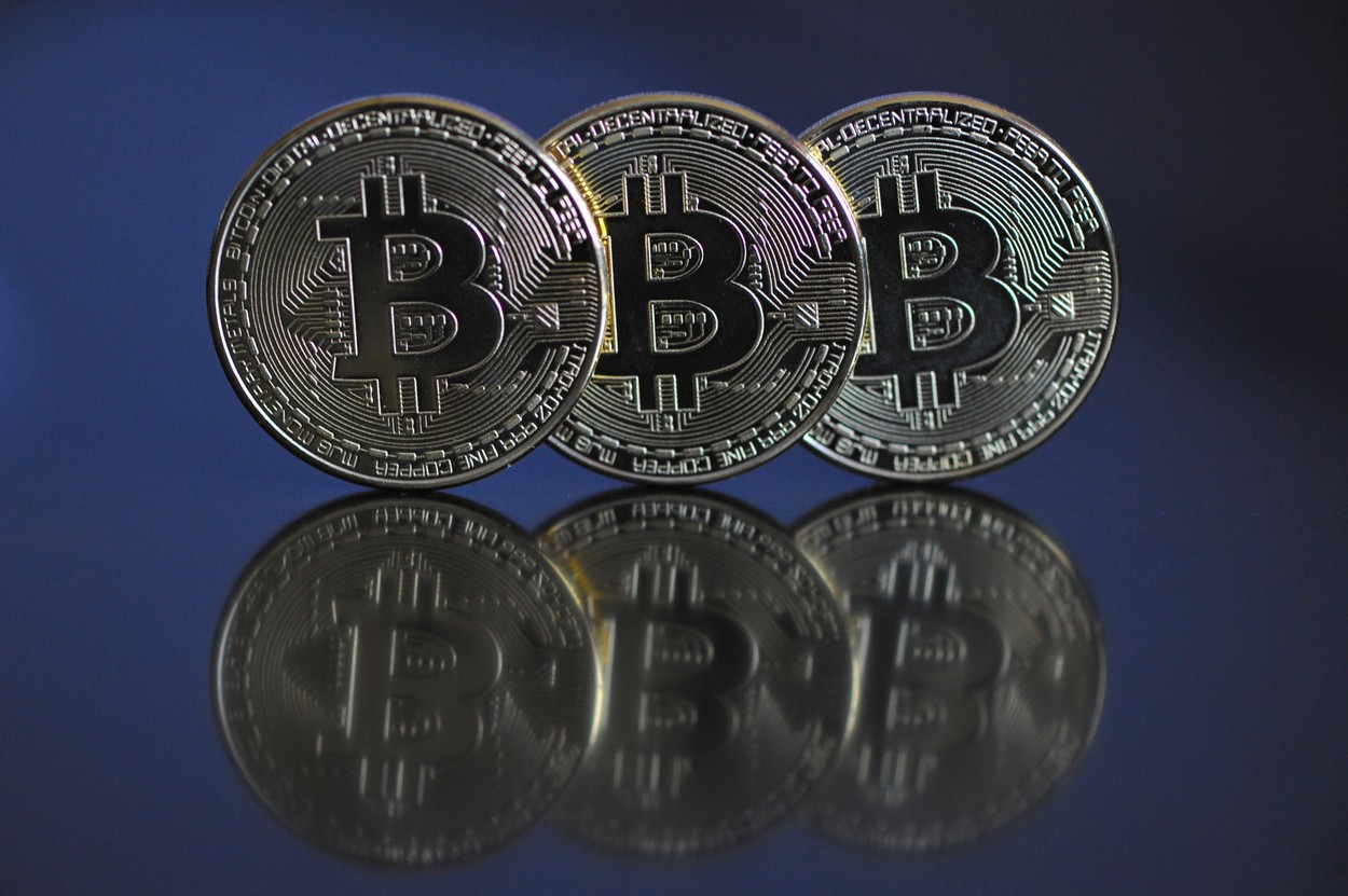 Declinul înregistrat de Bitcoin, după ce moneda a atins un maxim istoric de 67.000 de dolari, marchează un nou semnal de alarmă pentru investitorii în criptomonede. Ce ar putea urma volatilității din ultimele zile