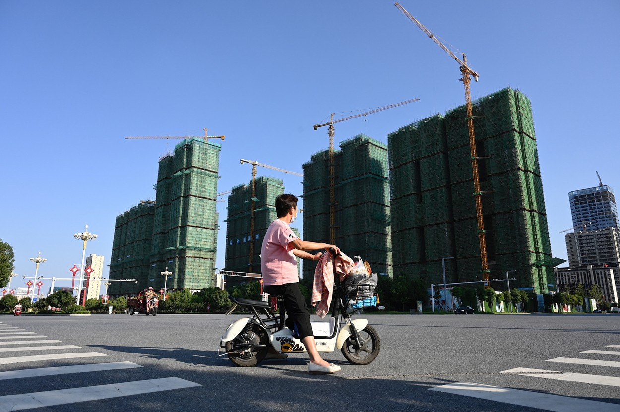 Încă un dezvoltator imobiliar din China demarează procedurile de default ca urmare a crizei Evergrande. Declin pe acțiunile din industria de real estate