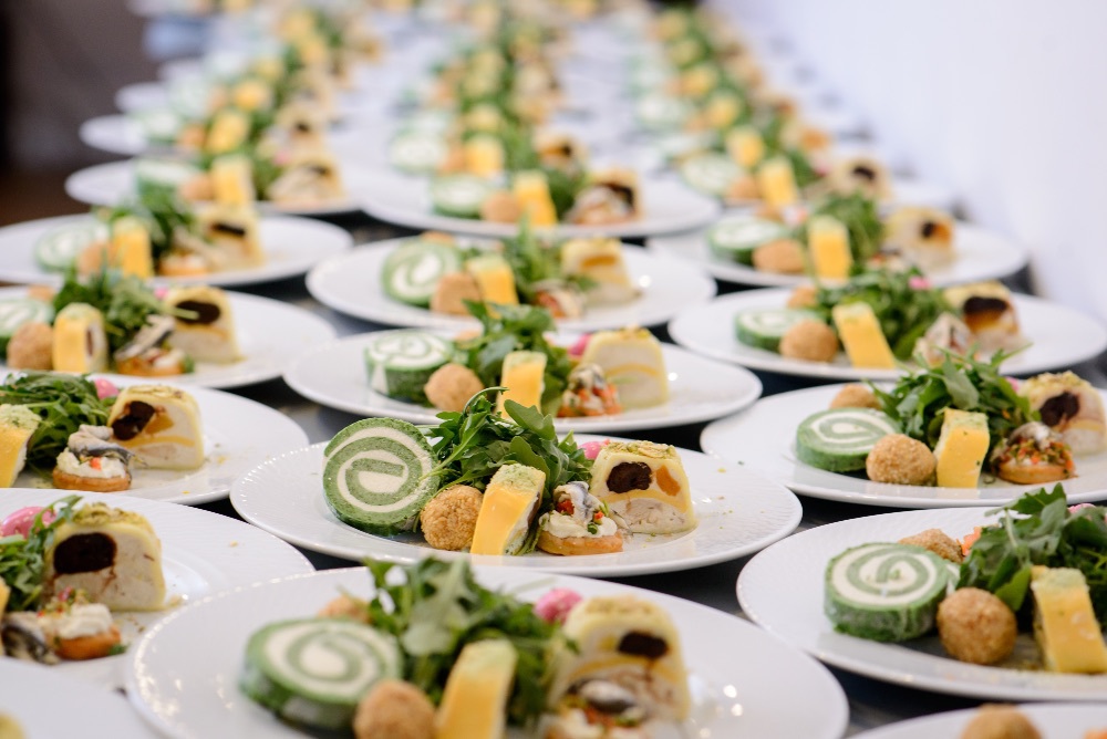 Tendințe pe piața serviciilor de catering în pandemie. „Orientarea consumatorilor spre online va duce la o reașezare a serviciilor de catering, în special în mediul corporate, unde se observă o creștere a interesului spre servicii de mic dejun la birou și prânz pentru meeting-uri interne, conferințe sau lansări de noi produse“