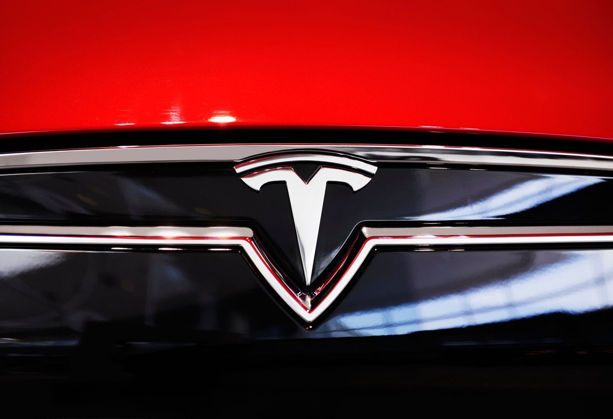 Un număr mare de șoferi Tesla nu au putut să deschidă sau să pornescă mașinile